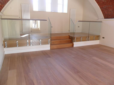Frameless glass staircase
